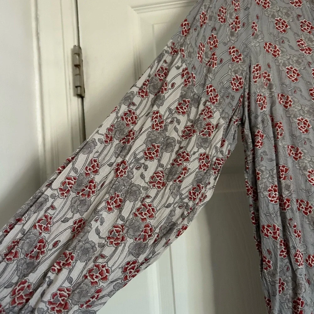 🌹Lucky Brand Gray Blouse with Puff Sleeves and Buttoned Style - Picture 2 of 9